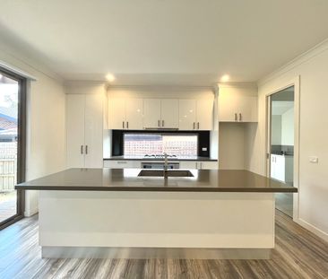 Stunning Four-Bedroom Townhouse in the Heart of Oakleigh East - Photo 5