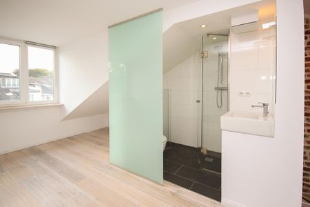 Traumhaftes Dachgeschoss-Loft mit offener Galerie und Einbauküche - Photo 3