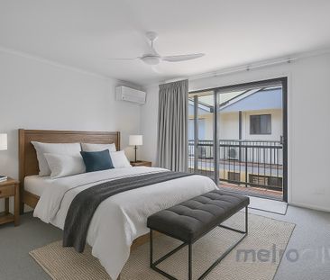 Beautifully Updated Townhouse Moments from Oxford Street!! - Photo 6