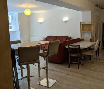 4 bedroom flat to rent - Photo 2