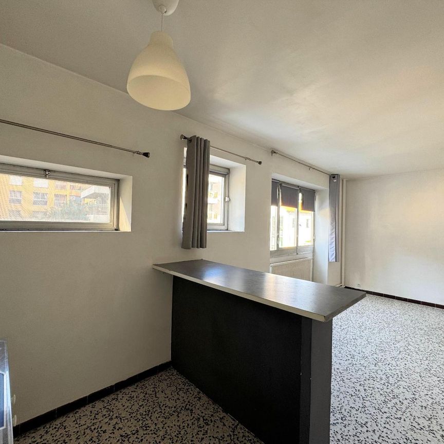 Location Appartement 1 pièce 24m² MARSEILLE 7ème - Photo 1