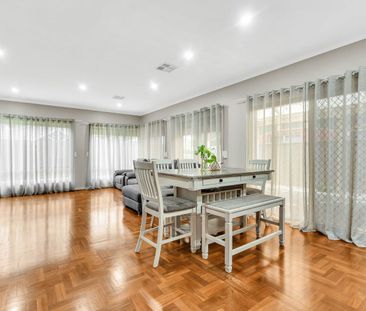 Stunning House in Premier Location! - Photo 5