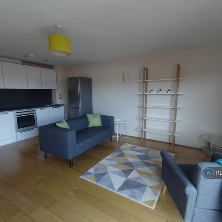 1 bedroom in a flat share to rent - Photo 1
