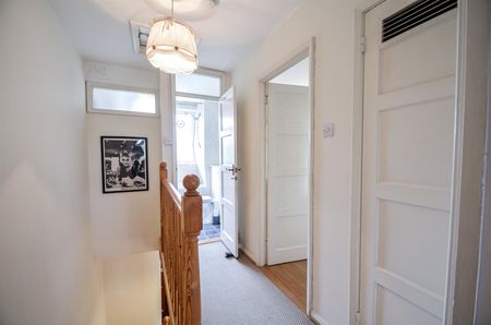 Fairhurst, Compayne Gardens, London, NW6 - Photo 2