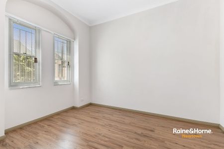 Charming Residence in the heart of Newtown - Photo 2