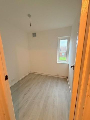 3 bedroom flat to rent - Photo 4