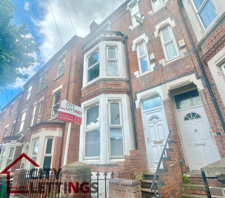 5 Bedroom Mid Terraced House - Photo 2