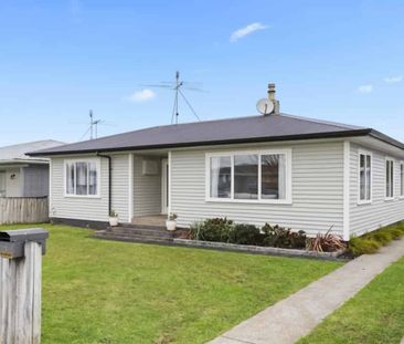 Spacious 4-Bedroom Family Home - Photo 3