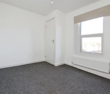 2 bedroom end of terrace house to rent - Photo 3