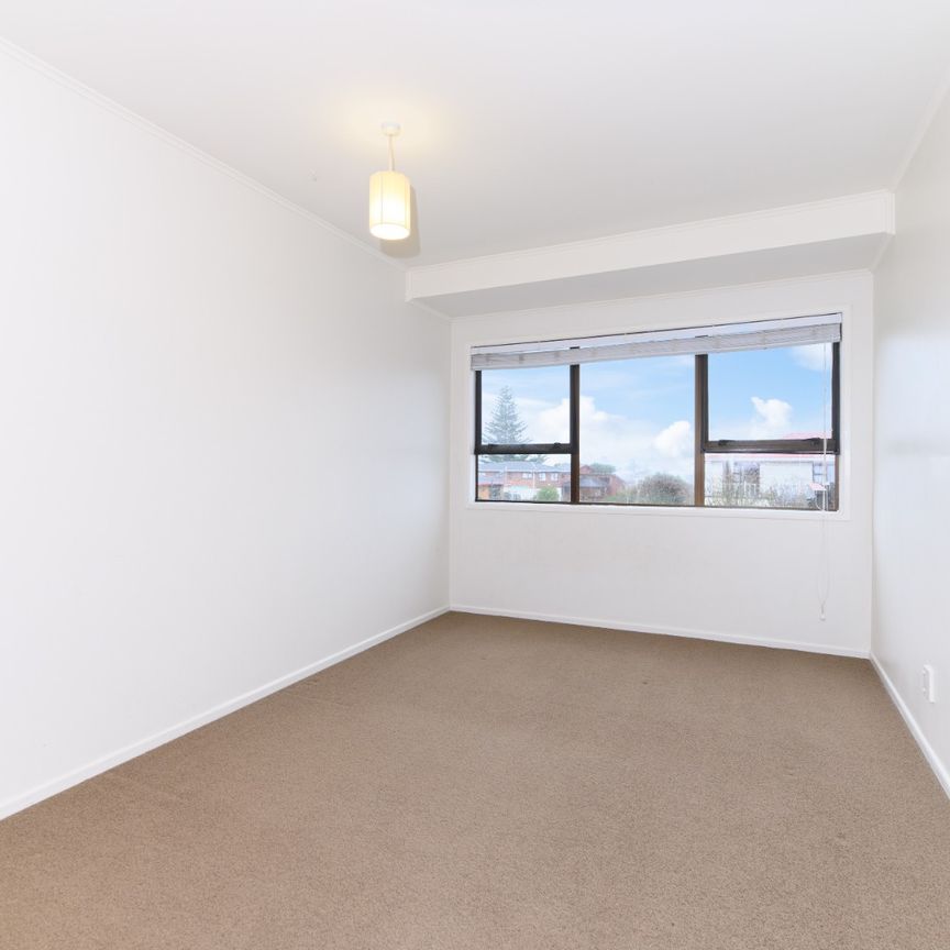 Large family home including huge rumpus room downstairs with bathroom and access - Photo 1