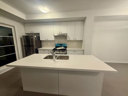 For Lease - 5886 Saigon Street, Mississauga, Ontario - Photo 3