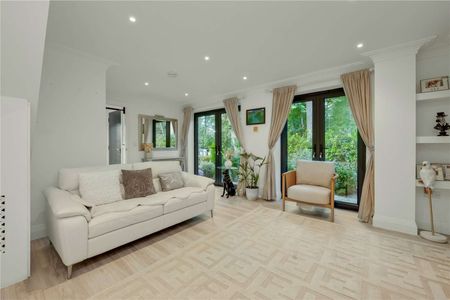 A three bedroom contemporary barn-style conversion on a highly sought-after private road - Photo 3