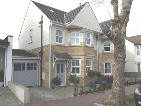 Dundonald Drive, Leigh On Sea, SS9 - Photo 5