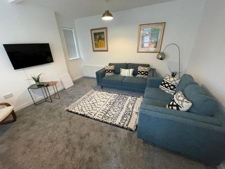 1 bedroom in a house share to rent - Photo 2