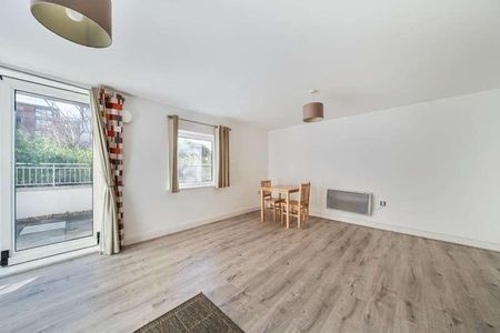 Holland Gardens, Brentford, TW8 - Photo 3