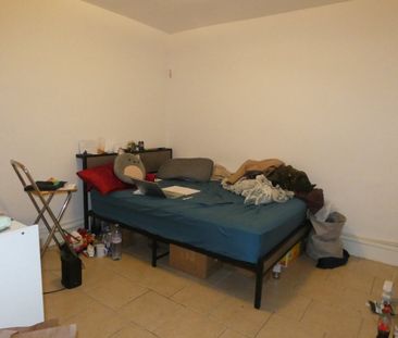 High Street - Photo 2