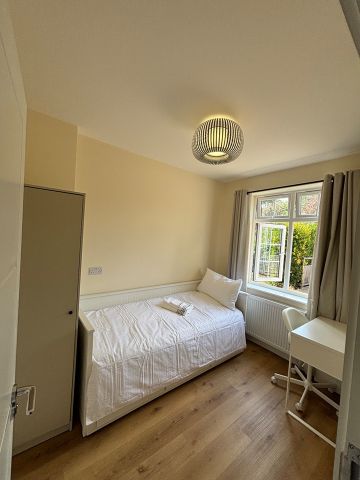 Studio Flat, The Curve, W12 - Photo 3