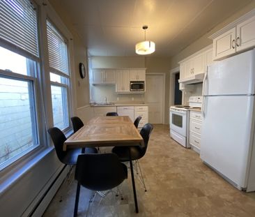 2315 Clifton – 2 BR 1 BATH NORTH END FLAT WITH PARKING AND LAUNDRY ... - Photo 3