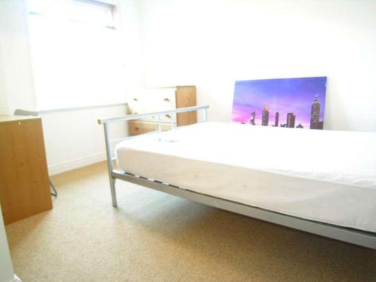 Bedroom Detached House In Winton, BH9 - Photo 1