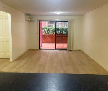 GROUND FLOOR UNIT! 2 minute walk to Shops & Station - Photo 1