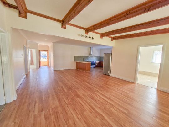 Comfortable & Character-Filled Home - FULLY FURNISHED. - Photo 1