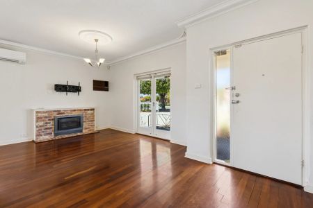 White picket charmer with modern comforts - Photo 3