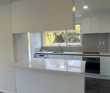 Newly renovated 3 bedrooms home in Torbay - Photo 4