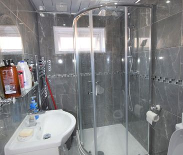 Two bedroom Ground Level detached Flat - ilford lane - Photo 4