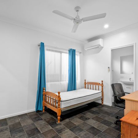 Single Studio Unit with Ensuite & Shared Kitchen/Laundry. Rent includes: Electricity, Water & Wifi. - Photo 4