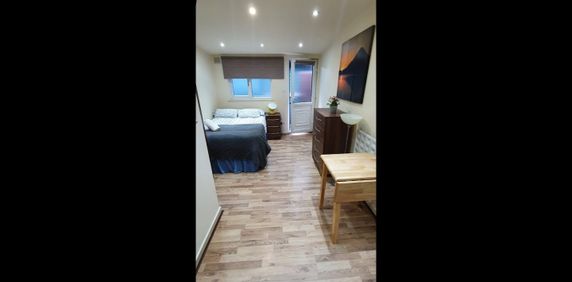 Studio Flat, Chatsworth Road, NW2 - Photo 2