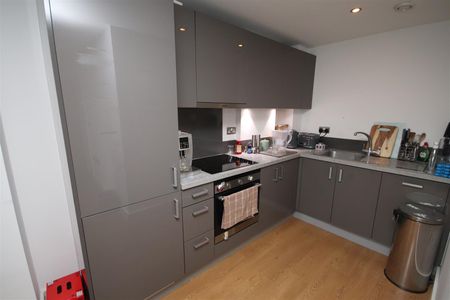 1 bedroom Apartment to let - Photo 5