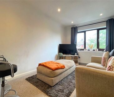 Moore Close, Tongham, Farnham, Surrey, GU10 - Photo 6