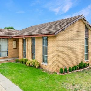 Updated 3-Bedroom Home in South Shepparton! - Photo 3