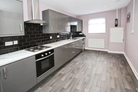 3 bedroom semi-detached house to rent - Photo 4