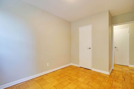 Crown Hill Place Apartments - Photo 3