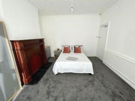 1 bedroom in a house share to rent - Photo 4