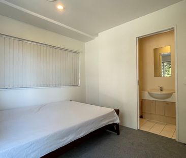 Spacious Apartment with Car Park - Photo 3