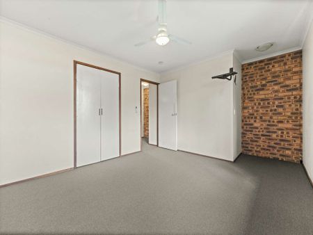 Low-Maintenance Unit in Prime Location | Air Conditioning & Convenience - Photo 3