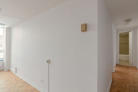 1975 Maisonneuve Blvd West, Montréal, QC - Photo 2