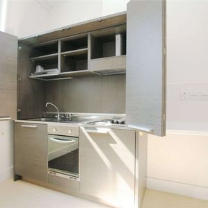 This studio flat benefits from its own kitchenette and is ideally located in South Kensington. - Photo 2