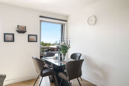 Ambassador Building, Embassy Gardens, SW11 7BR - Photo 2