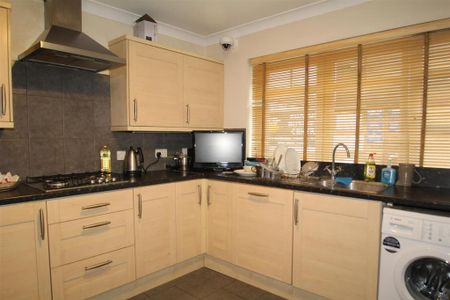 1 bedroom in a house share to rent - Photo 4