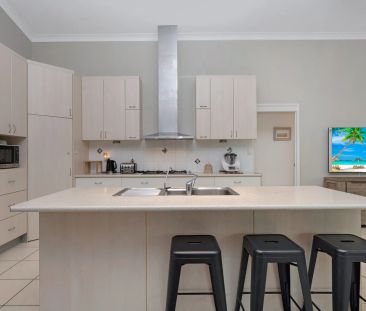 Quiet Cul-de-Sac Living with Room for Everyone - Photo 4