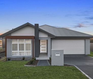 Near-new, premium family home - Photo 6