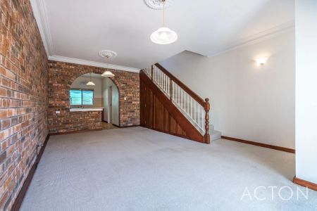 TWO BEDROOM TOWNHOUSE IN FANTASTIC LOCATION! - Photo 2