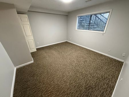 Very Spacious Ground Level Suite - Photo 4