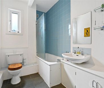 2 bedroom flat in London - Photo 1