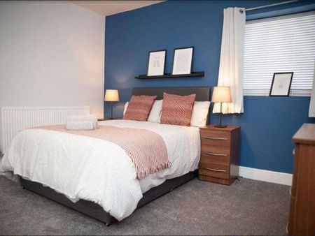 6 Bedroom all En-suite Shared House on the outskirts of the Town Centre Room 2 - Photo 2