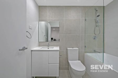 “Large One-Bedroom Apartment in Prime Location” - Photo 4