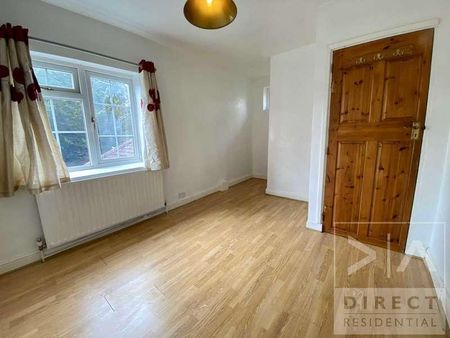 The Parade, Epsom, KT18 - Photo 4